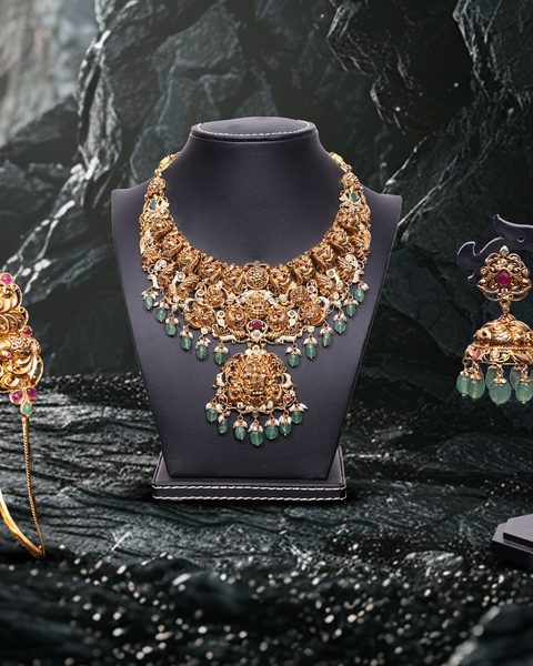Nakshi choker with lakshmi pendant and emerald drops, kempu peacock vanki, nakshi jhumkas. Photographed at the shop.